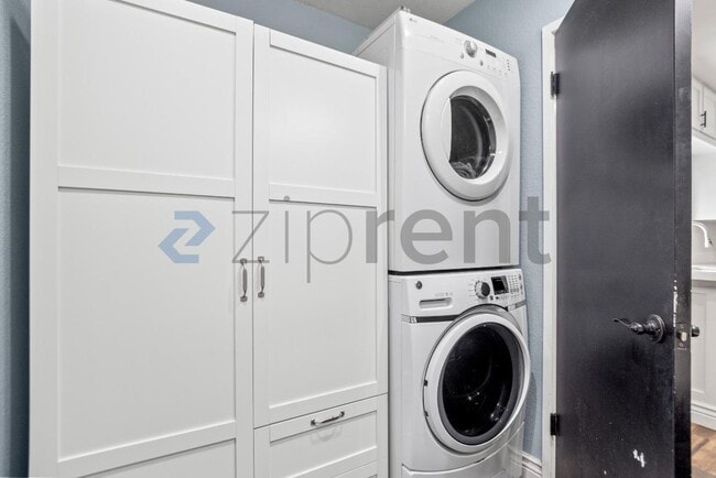 Building Photo - 5045 Hiller Ln