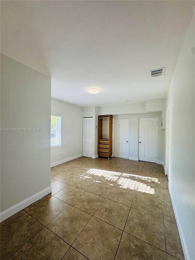 Building Photo - 2816 Pine Tree Dr