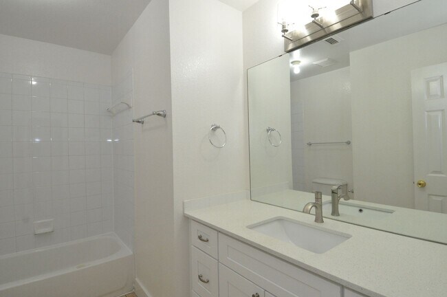 Building Photo - Newly Renovated Home in Pflugerville - Gre...