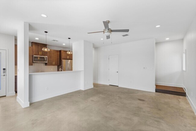 Building Photo - 2101 Montopolis Dr