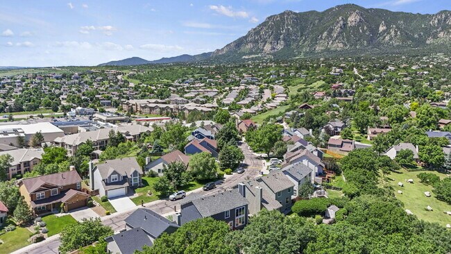 Building Photo - 5-Bedroom Home in D12 with Open Space View...