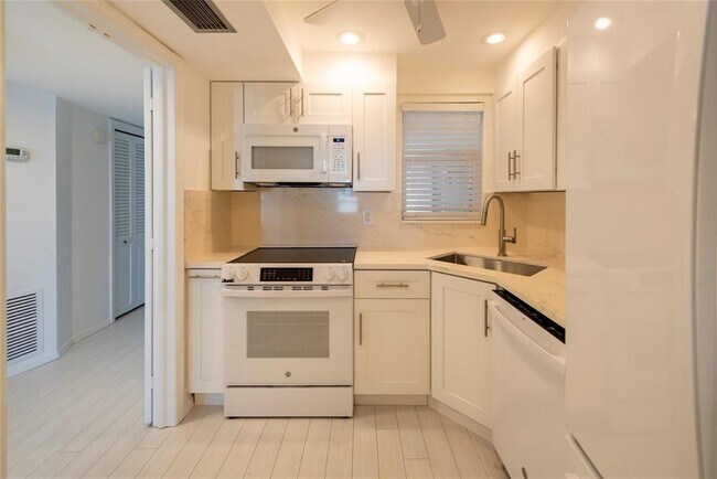 Building Photo - 3101 NE 47th Ct