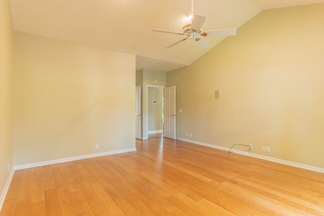 Building Photo - 10 Lindura Ln