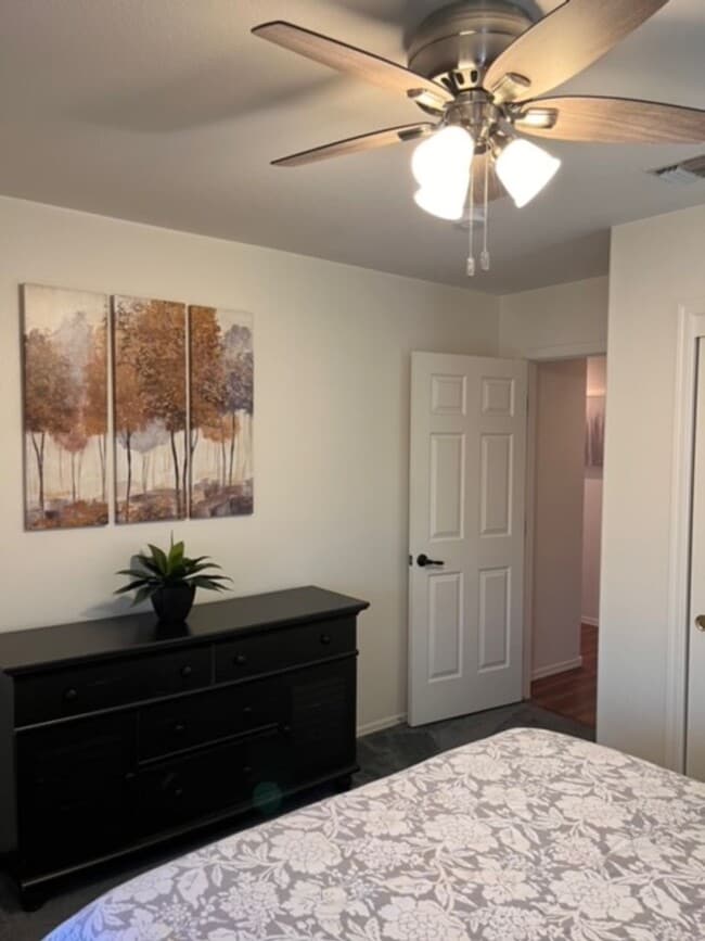 Building Photo - Sun City - Short Term Rental - Fully Furnished