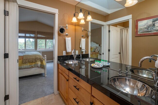 Building Photo - River's Edge Golf Course, Upscale Unit on ...
