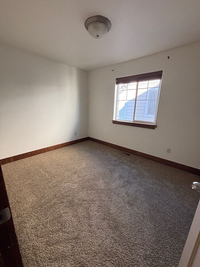 Building Photo - FIRST MONTH'S RENT 1/2 PRICE!!!