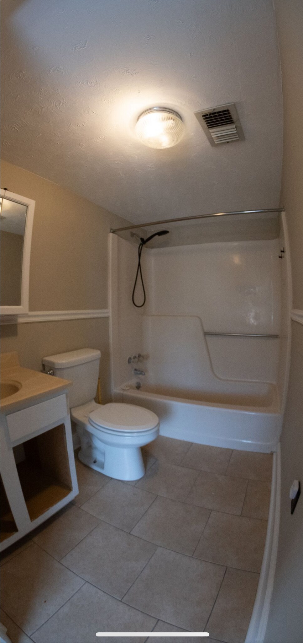 Full Bathroom - 2513 New York Ave