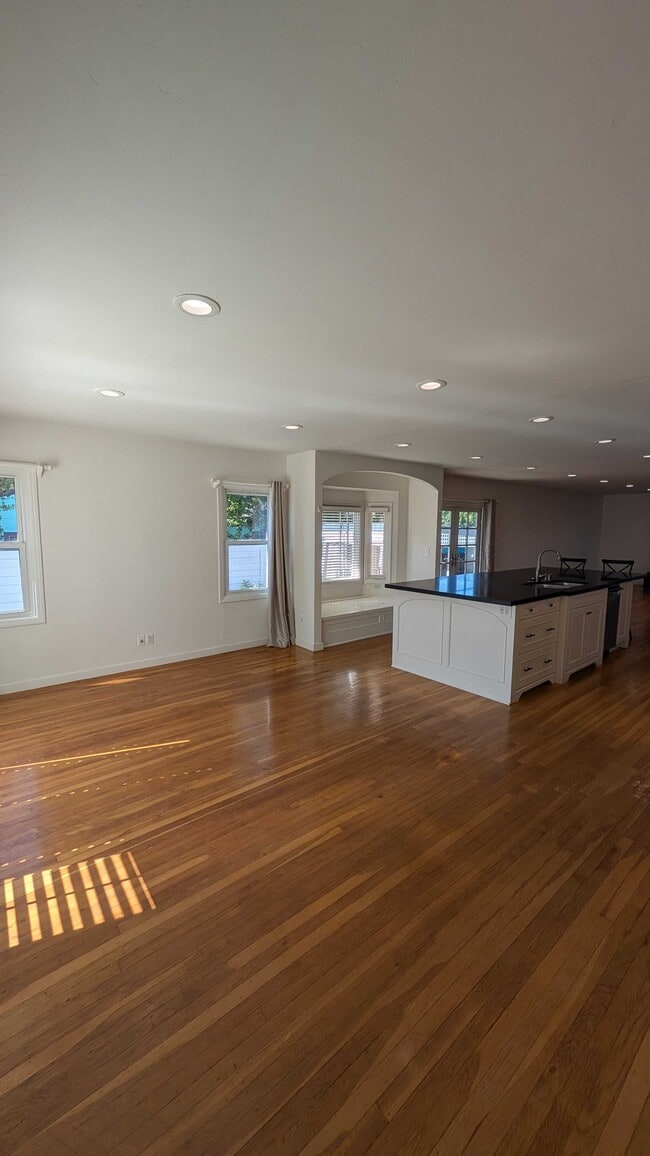 Building Photo - 829 Pordon Ln