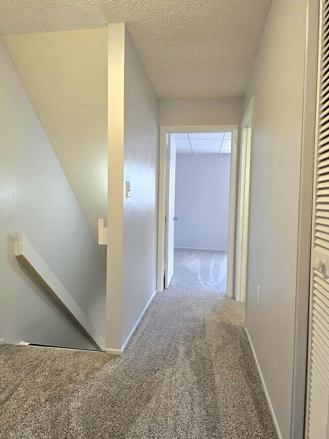 Building Photo - 2 bed / 1.5 bath Townhouse for RENT