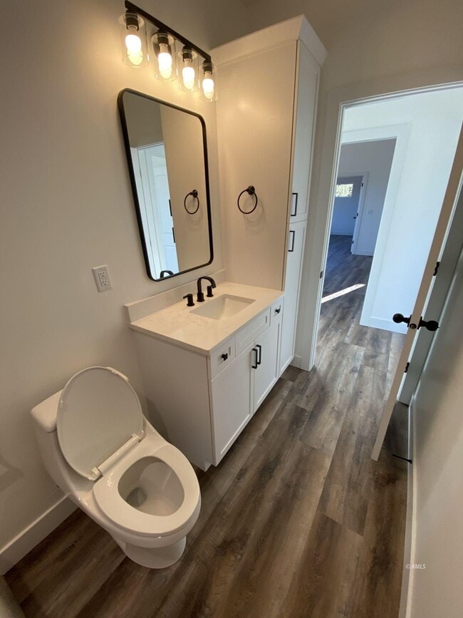 Building Photo - 742 W Vance Dr