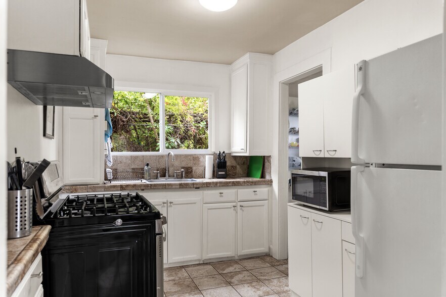 stocked kitchen - 724 Robinson St