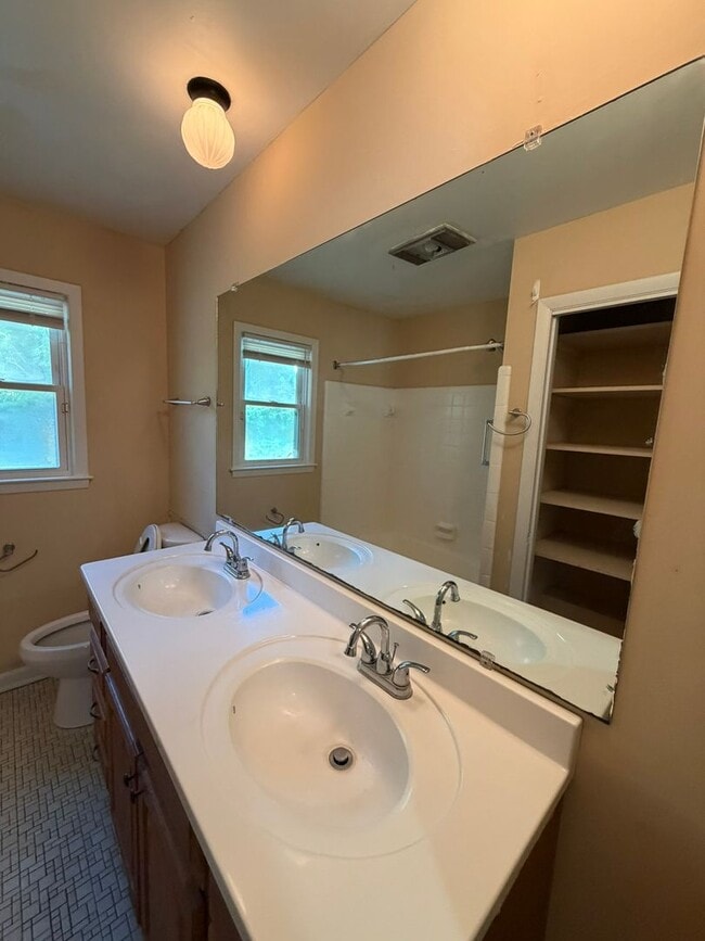 Building Photo - 118 Sandy Way