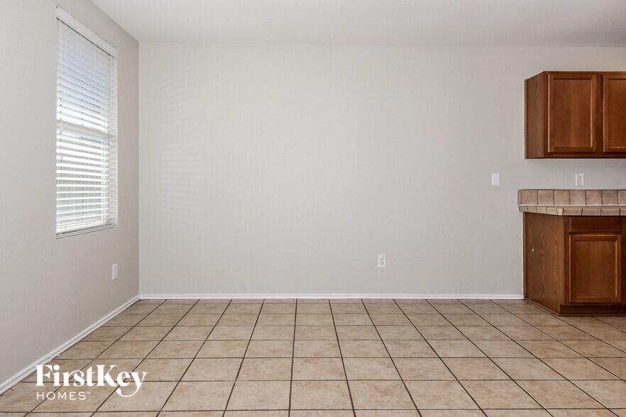 Building Photo - 609 Rosemary Dr