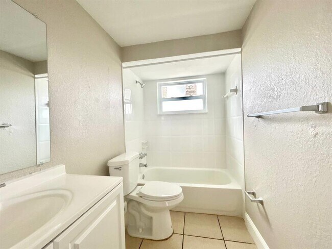 Building Photo - 3323 Fairmount Dr