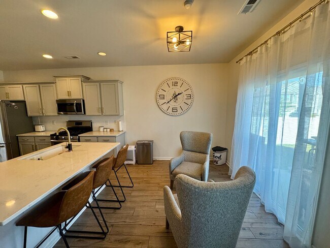 Building Photo - Beautiful 5BR/3BA Home in Roberta Ridge