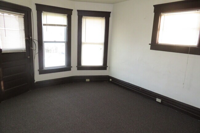 Living room - 424 Kirn Ave