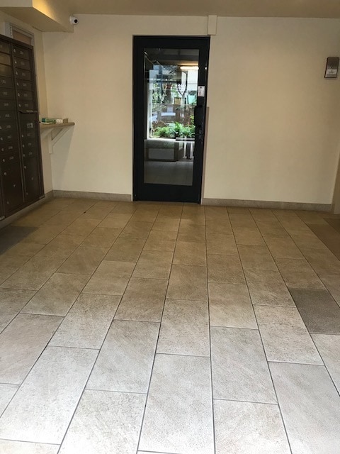 Building Photo - Beautiful & Convenient 2/2/2 Unit