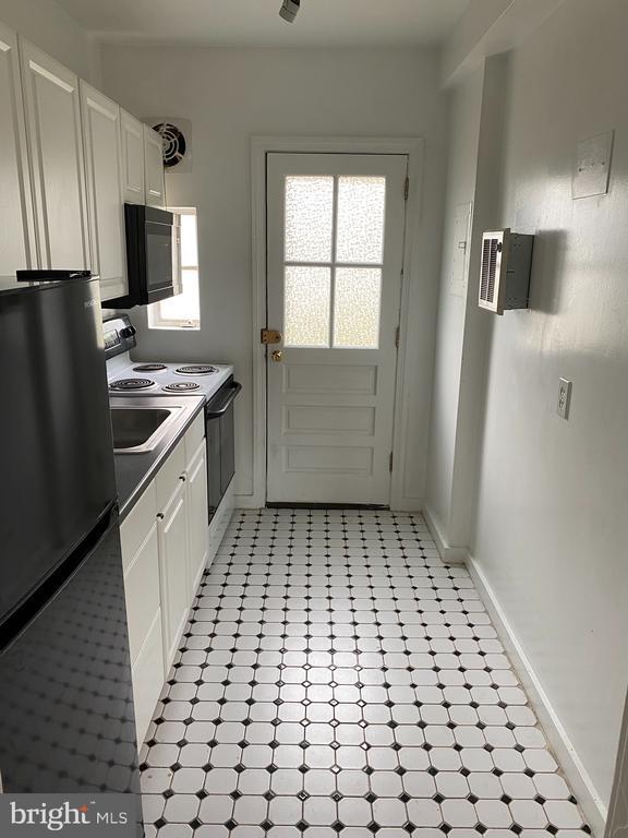 Building Photo - 203 E Glebe Rd