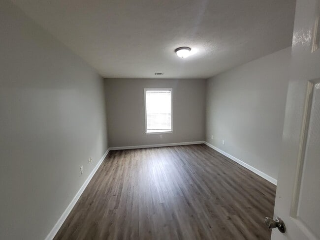 Building Photo - 1234 Longpoint Dr