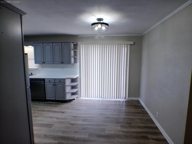 Building Photo - 2815 S Hawthorne Ave