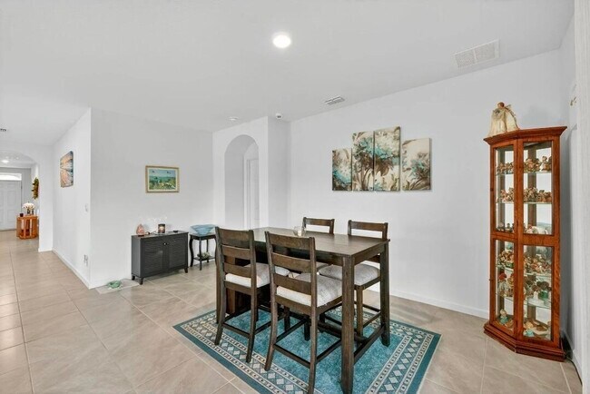 Building Photo - 543 SW Whitmore Dr