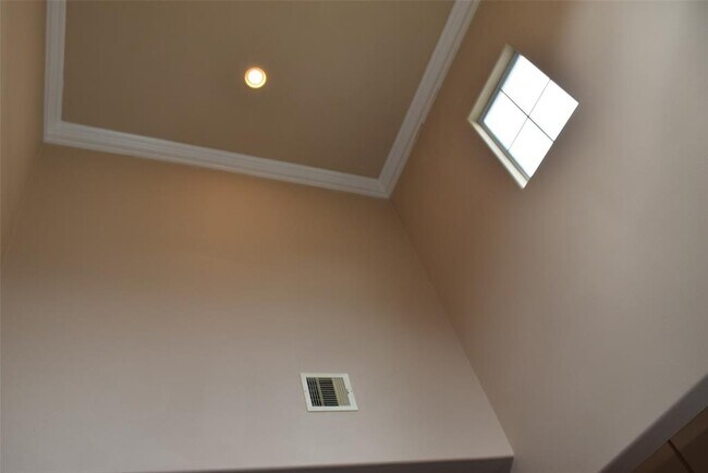 Building Photo - 2737 Sherwin St