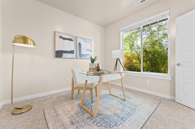 Building Photo - 5 Bedroom 2.5 Bath FOUR CAR GARAGE Eagle, ...
