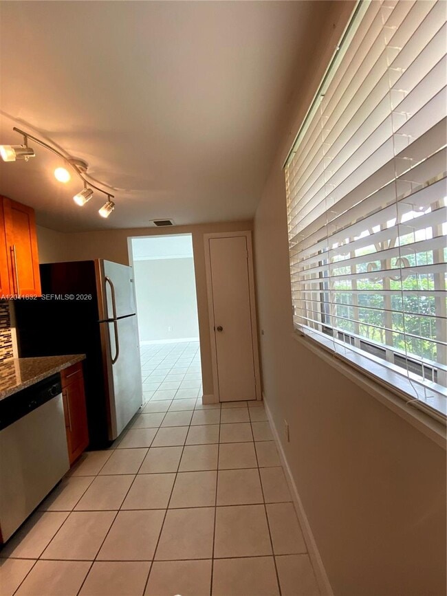 Building Photo - 9280 Fontainebleau Blvd
