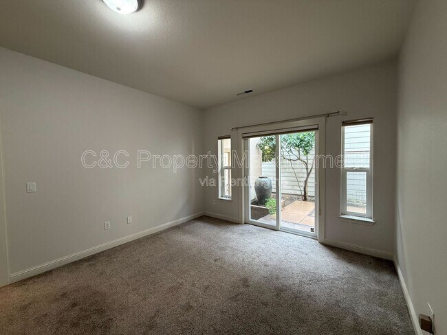 Building Photo - 2527 N Village Dr