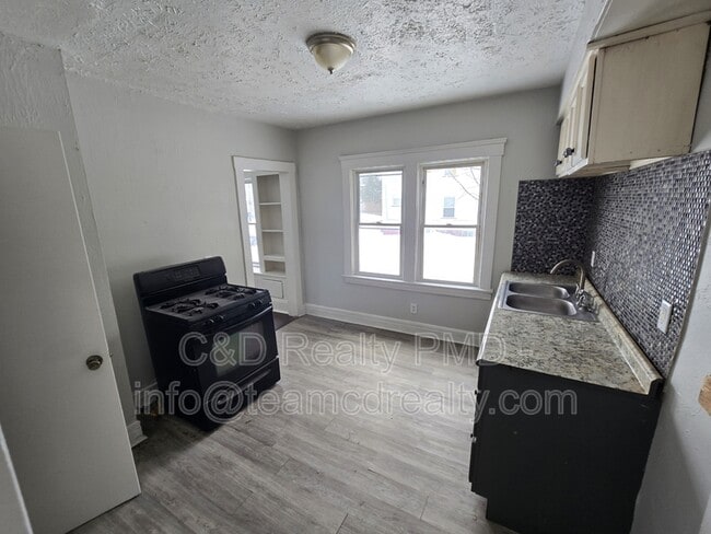 Building Photo - 13701 Benwood Ave