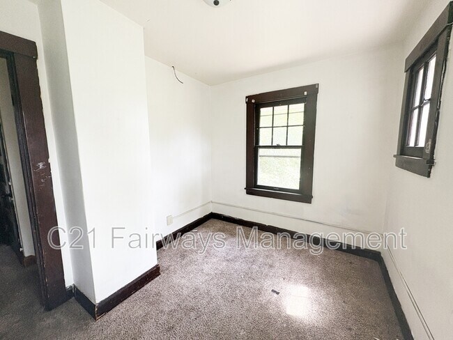 Building Photo - 800 N 6th St