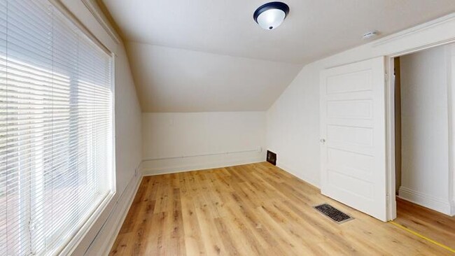 Building Photo - 106 4th St NE