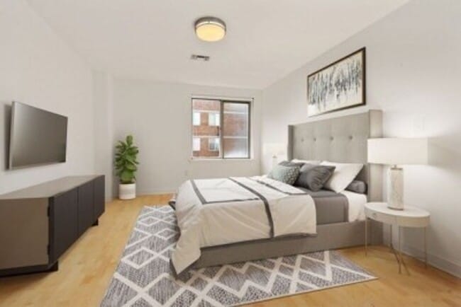 Building Photo - NEWTON 2 bed 2 bath - 9/1