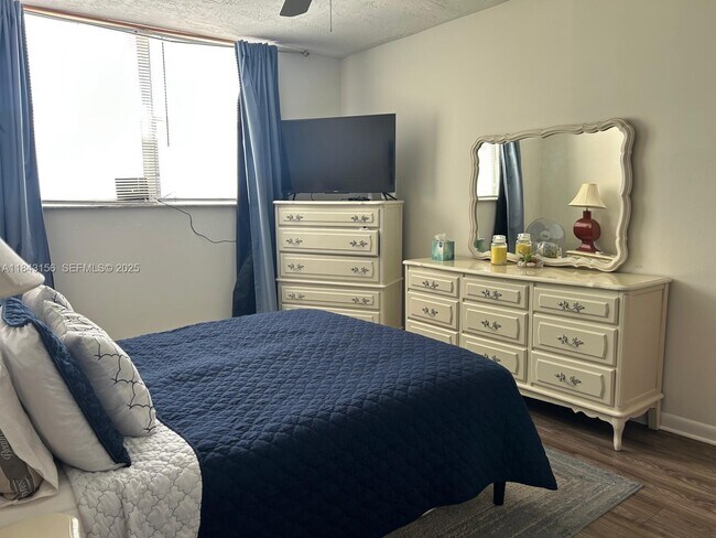 Building Photo - 2851 Somerset Dr