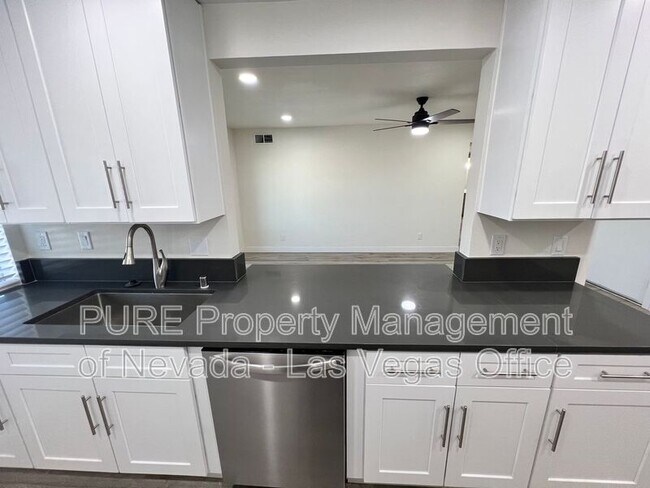 Building Photo - 1405 E Vegas Valley Dr