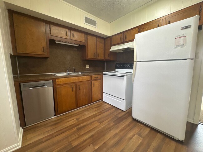 Building Photo - Spacious & Updated Duplex in a Convenient Lebanon Location!