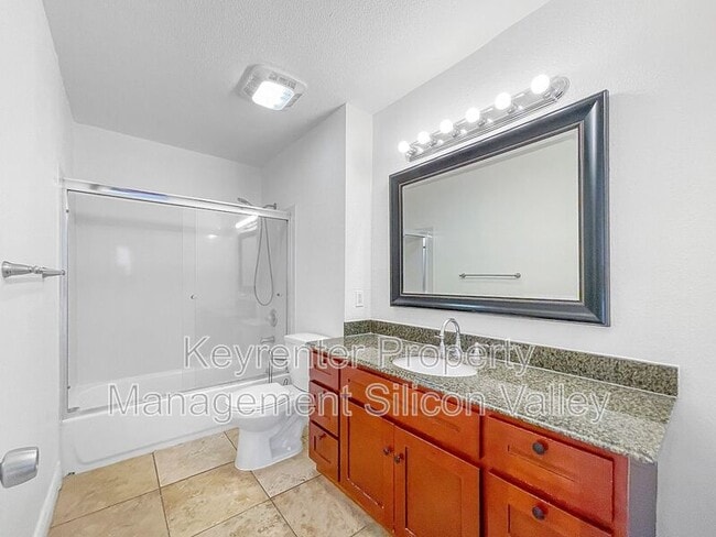 Building Photo - 1718 Vista Glen Dr