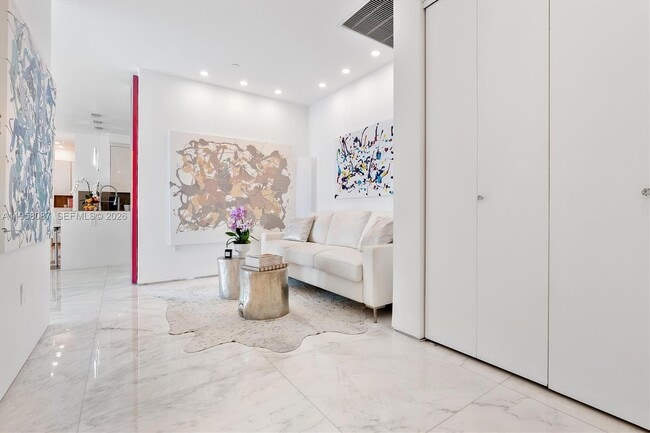 Building Photo - 17475 Collins Ave