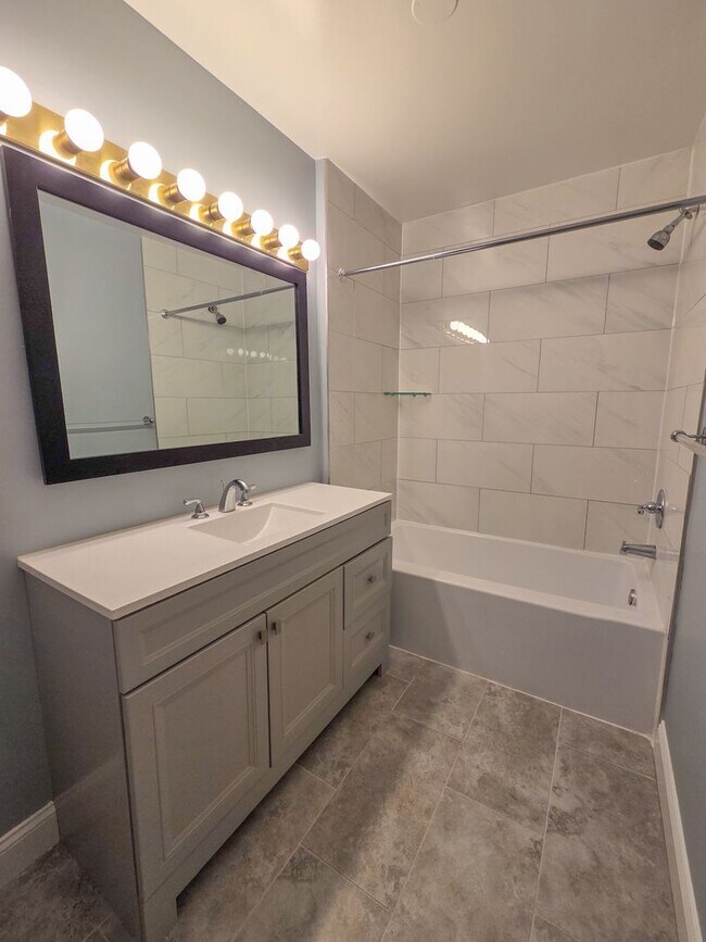 Building Photo - Stunning 2br/2bth condo in North Bethesda,...