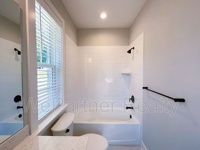 Building Photo - 1085 Adam Cir