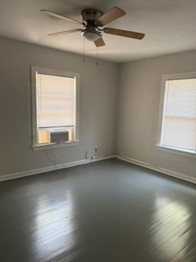 Building Photo - Quaint 1/1 apartment