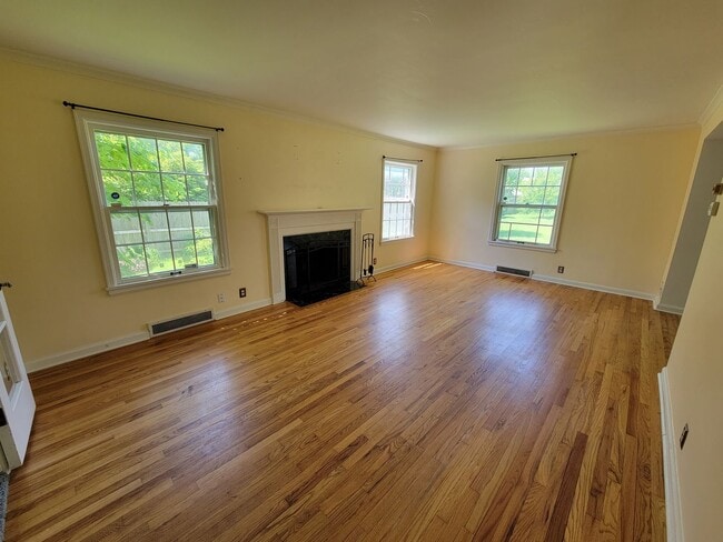 Building Photo - Large 4 bed, 1.5 bath, Over 2,000 square feet.