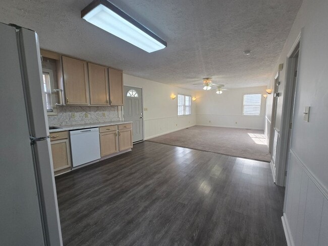 Building Photo - New Listing!!