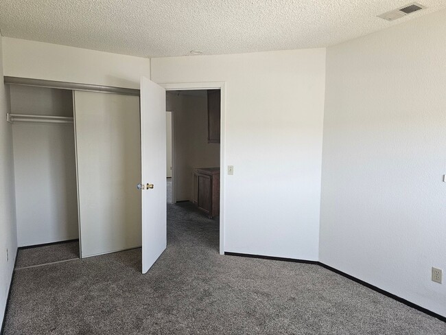 Building Photo - Traditional 3 bedroom 2 bath home in quiet area