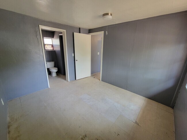 Building Photo - 461 W Thurber Rd