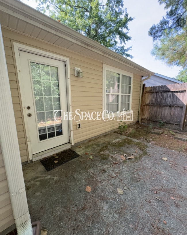 Building Photo - "Charming 2-Bedroom Retreat with 2 Full Baths on Vermont Road!"