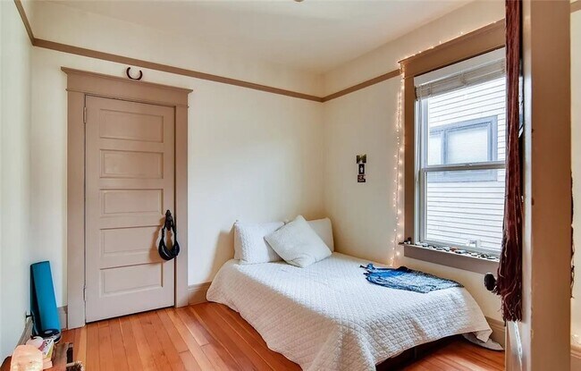 Building Photo - 1017 Taylor Ave N