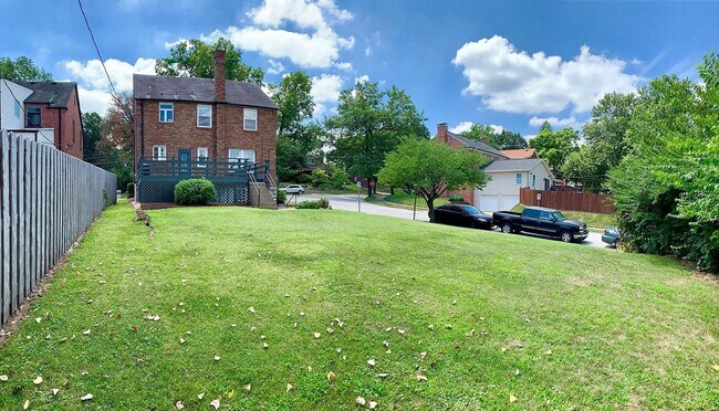 Building Photo - Gorgeous Curb Appeal! 3 Bed 2.5 Bath House in a walkable neighborhood!