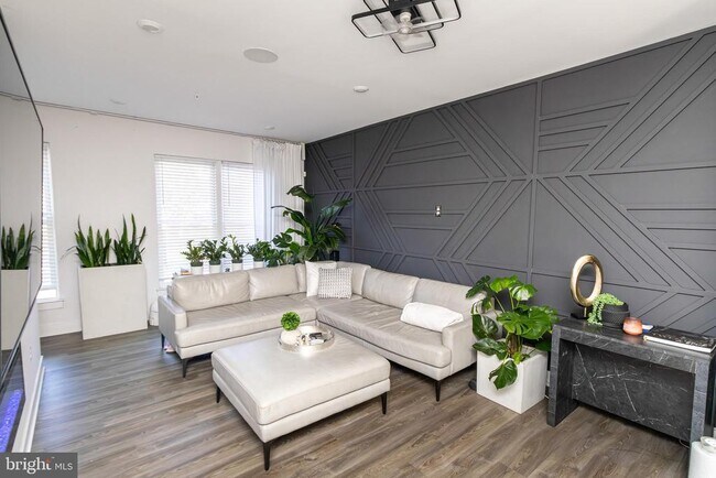 Building Photo - 935 Sycamore Dr SE