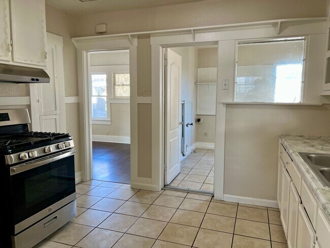 Building Photo - 1042 N Harrison Ave